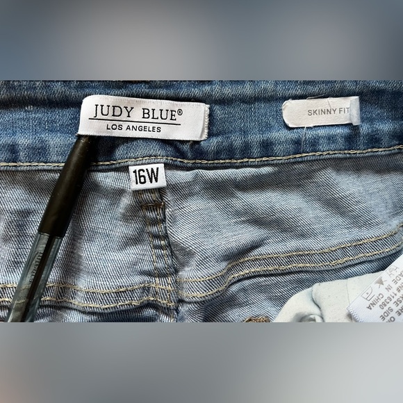 Judy Blue Skinny Fit Women’s Jeans Size 16W Distressed Hem - Picture 2 of 14